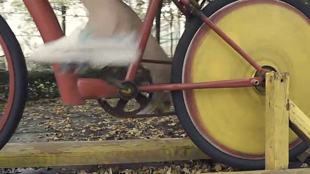 在公园里骑自行车的女人的慢动作视频素材