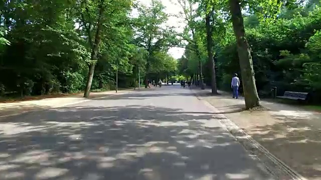 4K POV:在阿姆斯特丹Vondelpark骑自行车视频素材