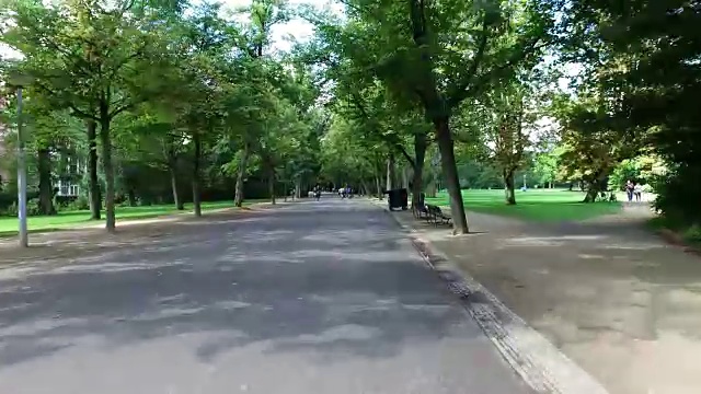 在阿姆斯特丹的Vondelpark骑自行车视频素材