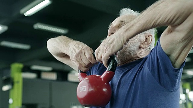 一个带着水壶铃声健身的老男人视频下载
