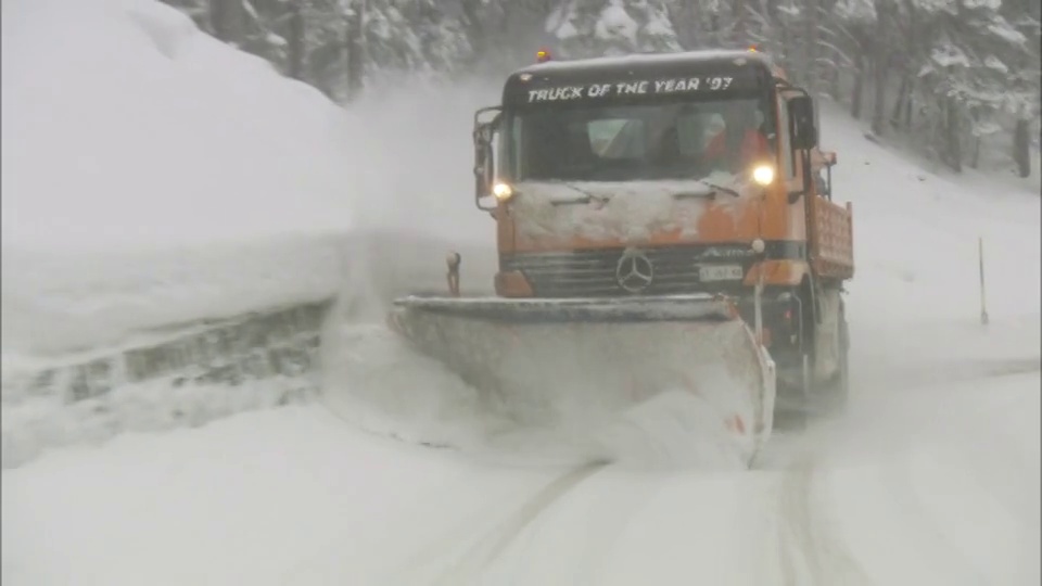在高速公路上铲雪的扫雪车视频下载
