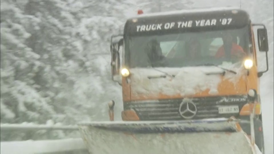 在高速公路上铲雪的扫雪车视频下载