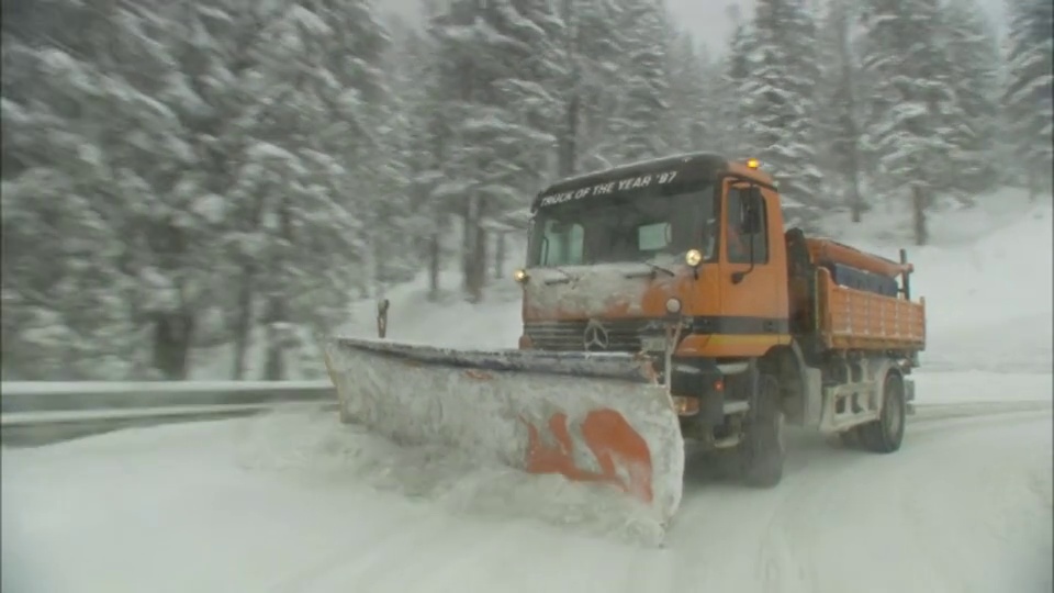 用扫雪机清理道路的机器视频下载