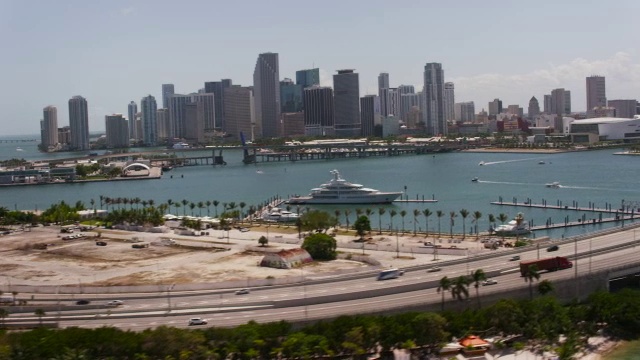 麦克阿瑟堤道的航拍，迈阿密市中心阳光明媚的一天视频素材