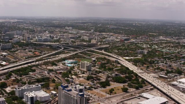 佛罗里达迈阿密市区的圆形交换器的航拍视频下载