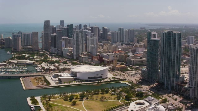 空中飞过迈阿密市区，阳光明媚的佛罗里达视频下载
