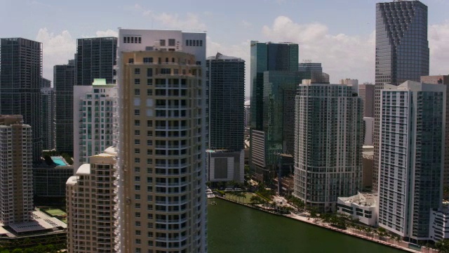 空中飞过迈阿密河和迈阿密市区，佛罗里达视频素材