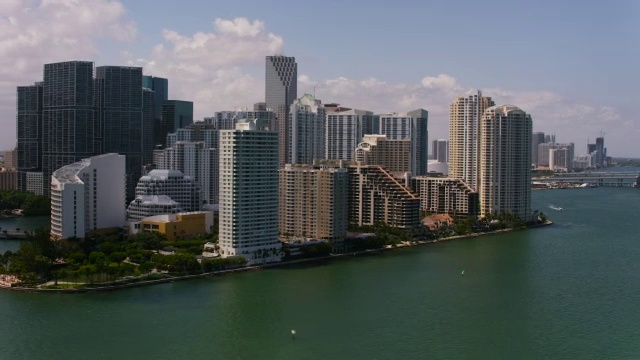 空中飞过佛罗里达州迈阿密市中心的建筑物视频素材