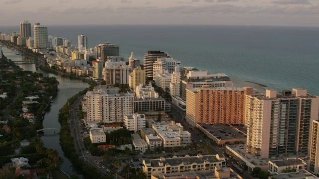 空中飞过印第安溪，与南海滩，酒店右边，佛罗里达视频素材