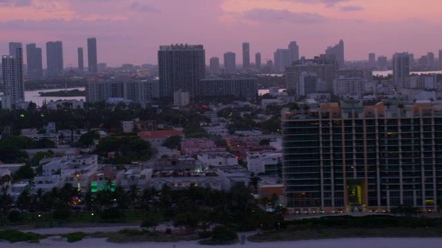 空中摇摄左越过南海滩，日落迈阿密佛罗里达视频素材