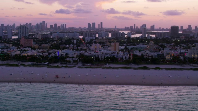 空中淘金右越过南海滩，日落迈阿密佛罗里达视频素材