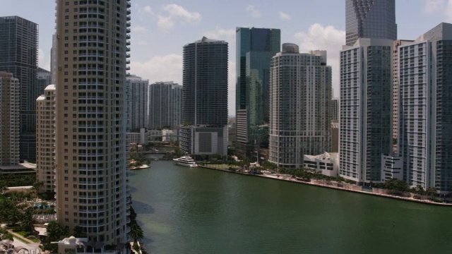 空中飞过迈阿密河和迈阿密市区，佛罗里达视频素材