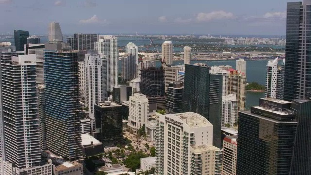 佛罗里达州，迈阿密市中心，阳光明媚的一天，空中楼阁视频下载