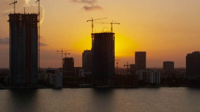 日落时分，佛罗里达迈阿密市中心建筑物的航拍图视频素材