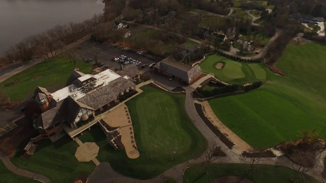 空中接近高尔夫球场会所视频下载