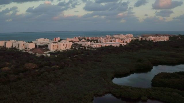 空中飞过湖泊和草原，飞往墨西哥坎昆的酒店视频素材