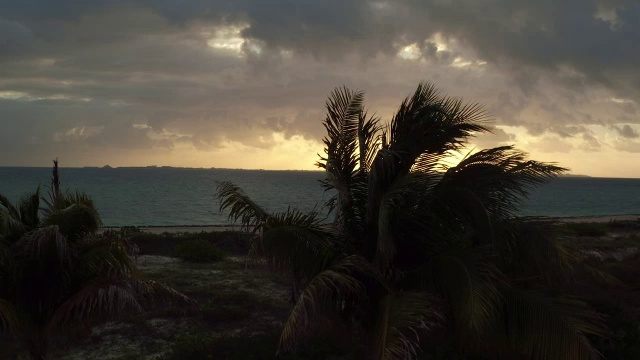 日落时分，墨西哥坎昆海面上的飞机正在缓慢下降视频素材