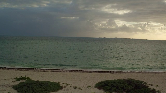 日落时分，空中从墨西哥坎昆的海滩升向大海视频素材