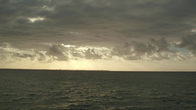 在墨西哥坎昆的金色地平线上，空中拖过黑暗的海浪视频素材