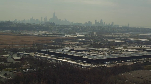 从新泽西的工业城市拍摄的纽约市空中天际线视频素材