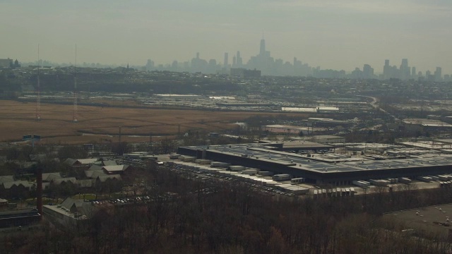从新泽西的工业城市拍摄的高空曼哈顿的天际线视频素材