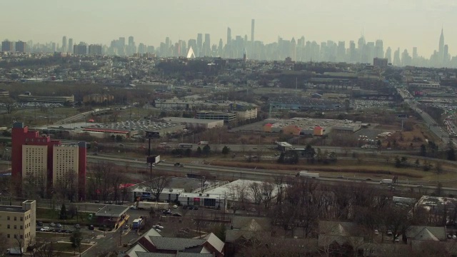 空中俯瞰工业郊区，纽约市在地平线上视频下载