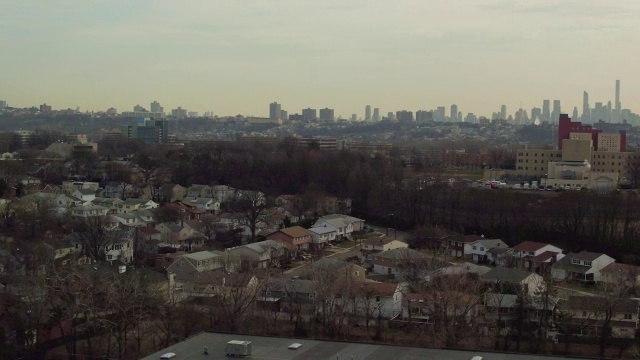 空中在工业郊区起起落落，纽约就在地平线上视频下载