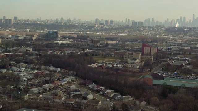 空中拍摄，从郊区到纽约市远处的天际线视频素材