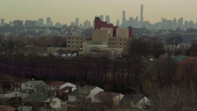 从郊区屋顶的空中俯瞰纽约城的天际线视频素材