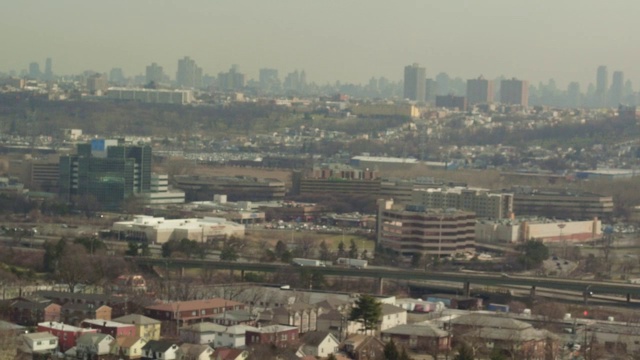 空中俯瞰纽约市外的工业区和高速公路，远处是地平线视频素材