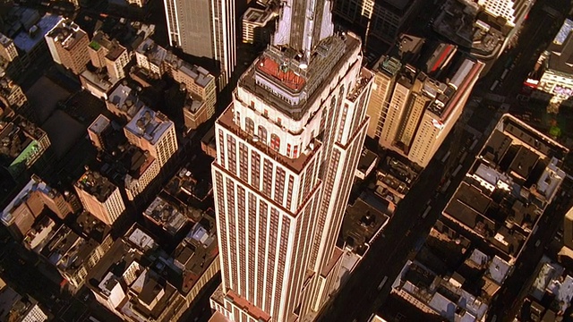 空中视角，中等拍摄周围和上方的帝国大厦无线电塔视频下载