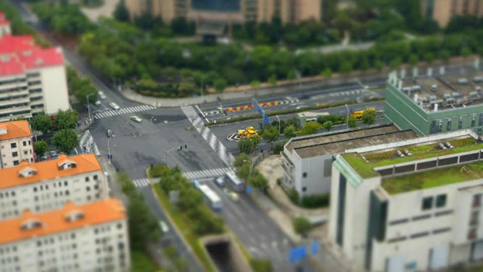 在上海浦东地区，上下班的交通正穿过一个十字路口。视频素材