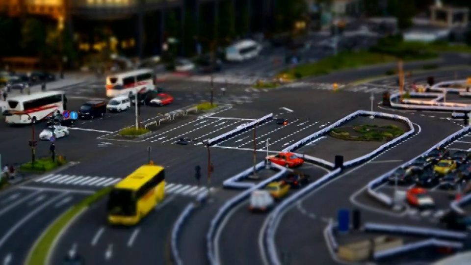 车辆穿过东京火车站外的一个十字路口。视频素材