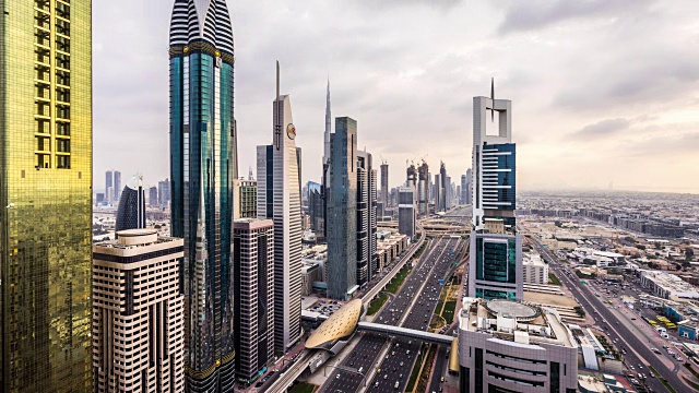 现代摩天大楼和繁忙的交通在Sheikh Zayed路/阿联酋迪拜视频素材
