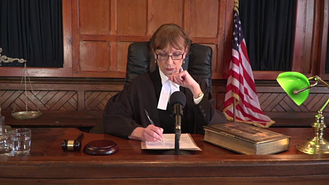 4K DOLLY:美国女法官在法院听审案件视频下载