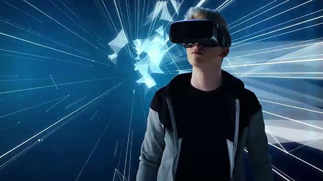 数字隧道里的年轻人。探索虚拟现实视频素材