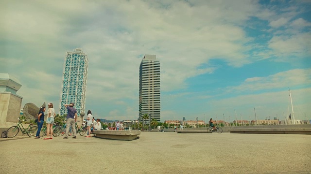 西班牙巴塞罗那巴塞罗那海滩的摩天大楼视频素材