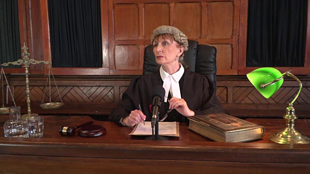 4K DOLLY:女法官正在审理案件视频下载