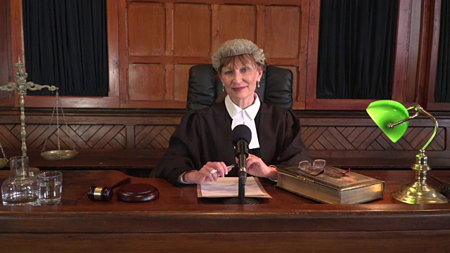 4K多莉:女法官在法院对着镜头微笑视频下载