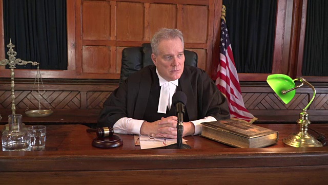 4K DOLLY:美国男性法官在法院听审案件视频下载