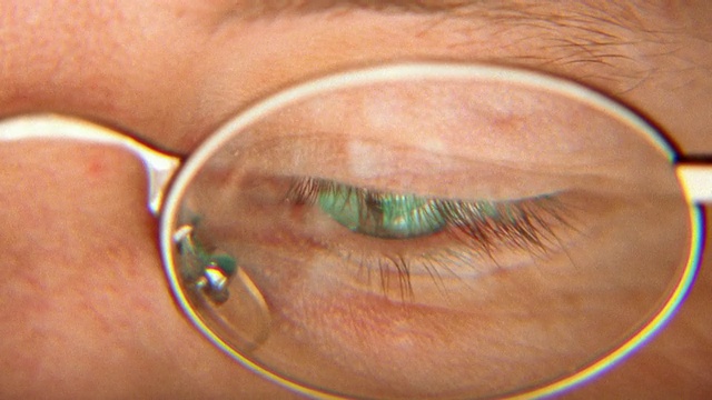 极度近距离的眼睛在眼镜下闪烁视频素材