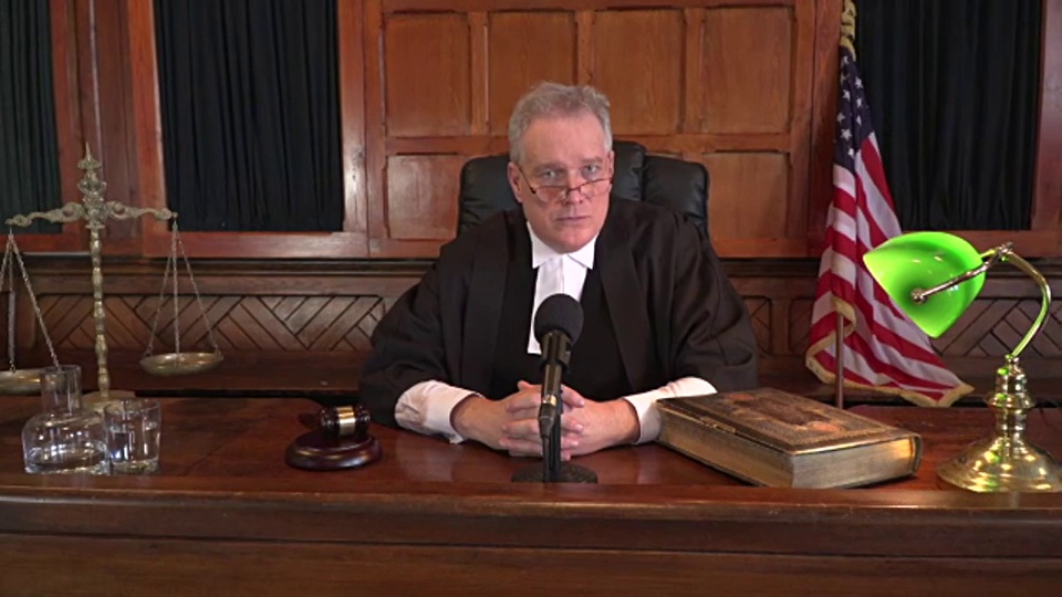 4K DOLLY:美国男性法官在法庭上使用木槌视频下载