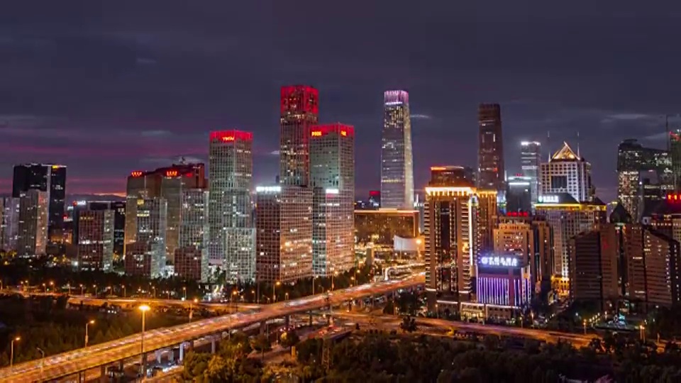 T/L WS HA TD北京戏剧性的城市景观，白天到夜晚的过渡视频素材
