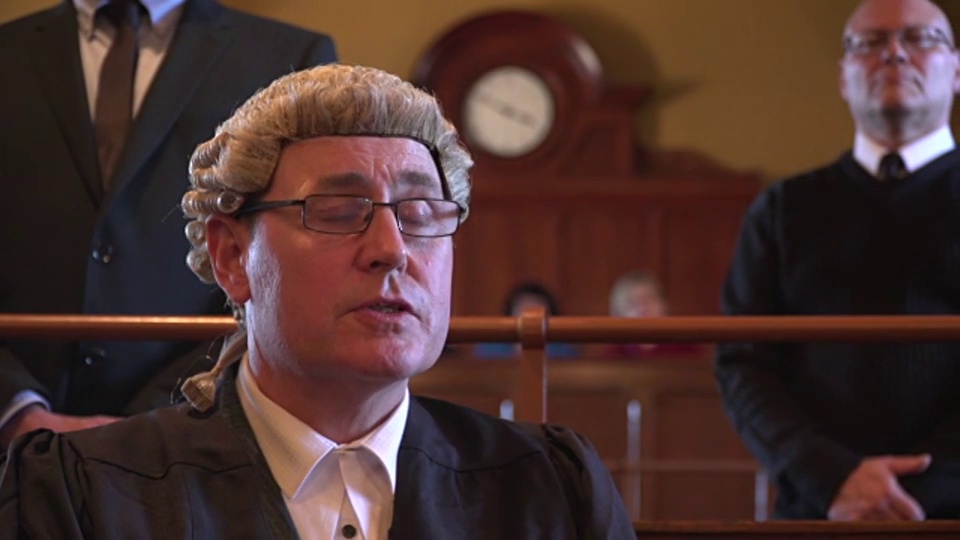 4K:法庭聆讯-男性大律师询问证人视频下载