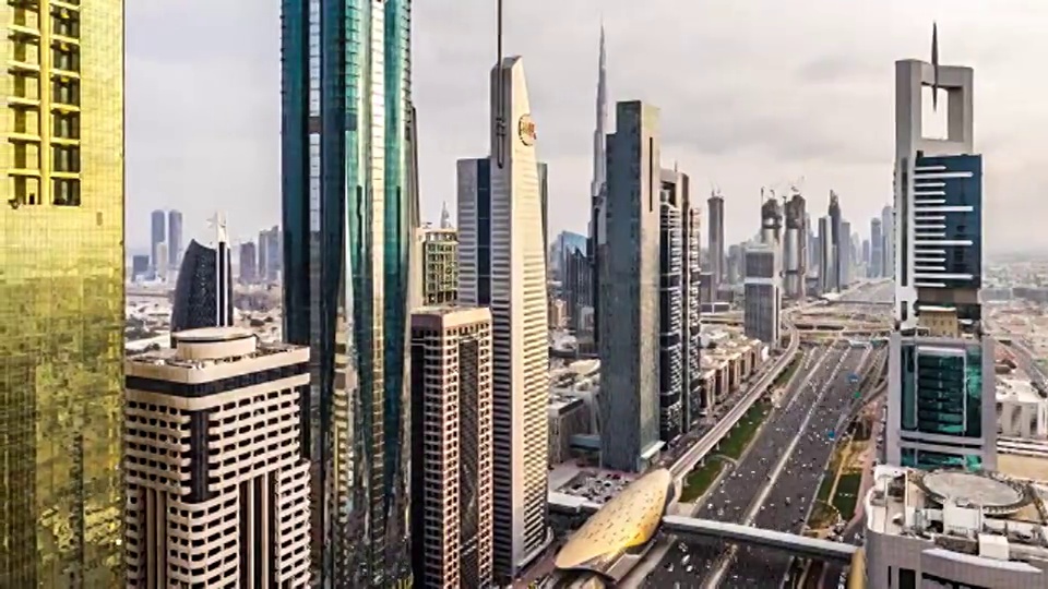 现代摩天大楼和繁忙的交通在Sheikh Zayed路/阿联酋迪拜视频素材
