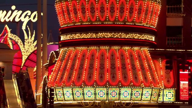 内华达州拉斯维加斯的赌场和广告牌上闪烁着霓虹灯。视频下载
