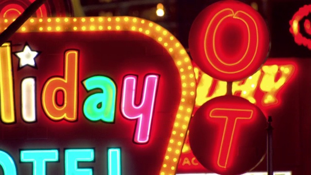霓虹灯照亮了拉斯维加斯假日汽车旅馆的招牌视频下载