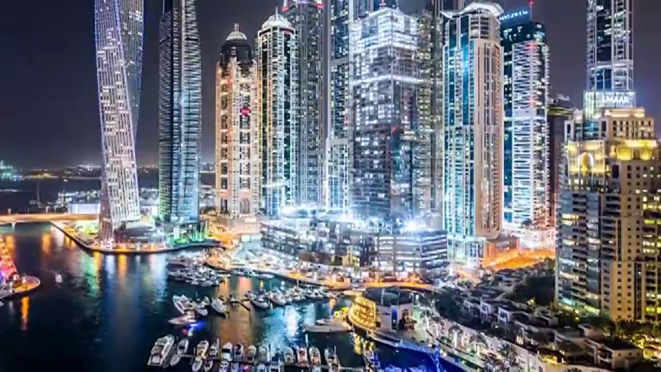 T/L WS HA TU的现代摩天大楼夜景在迪拜码头/迪拜，阿联酋视频素材