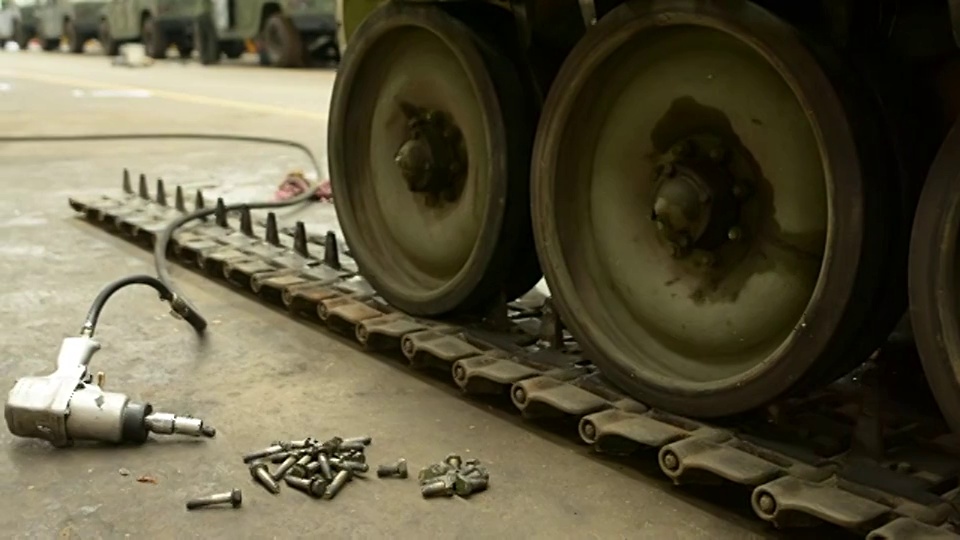 坦克履带和车轮在军事视频素材