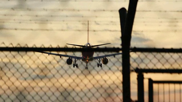 飞机降落在巴塞罗那机场日落从下面的视角在一个美丽的天空漂亮的动作视频。视频素材